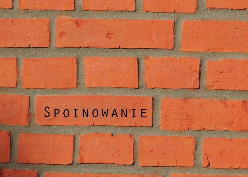 Pomarańczowa ściana z klinkieru z szarą fugą, zbliżenie na spoinowanie.