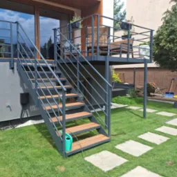 Schody zewnętrzne z balkonem metalowym