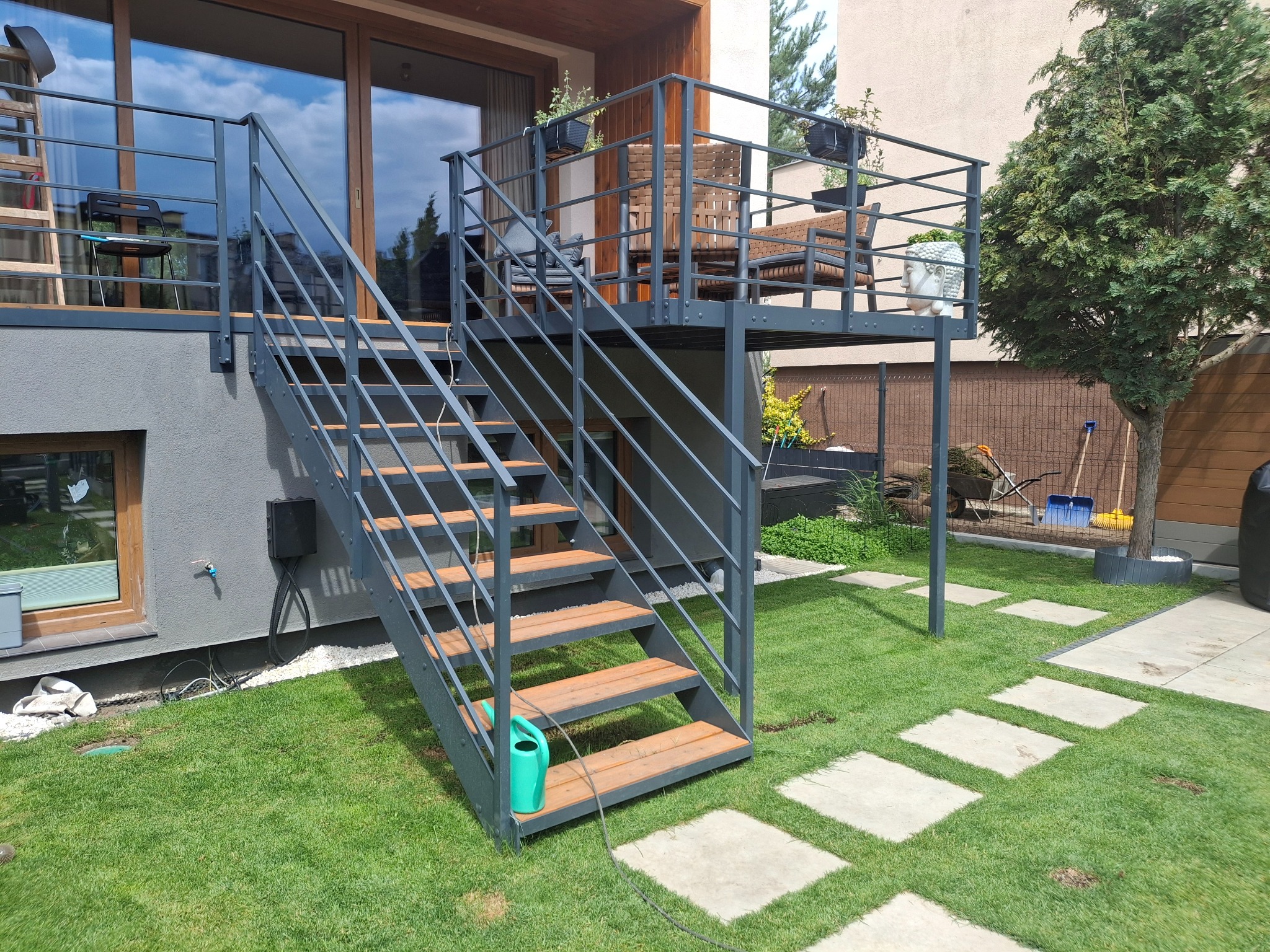 Schody zewnętrzne z balkonem metalowym