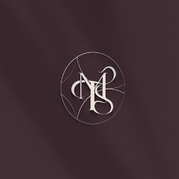 Izabela Iwanska - Eleganckie logo z inicjałami 'MS' w ozdobnym, okrągłym obramowaniu na teksturowanym, ciemnobordowym tle.