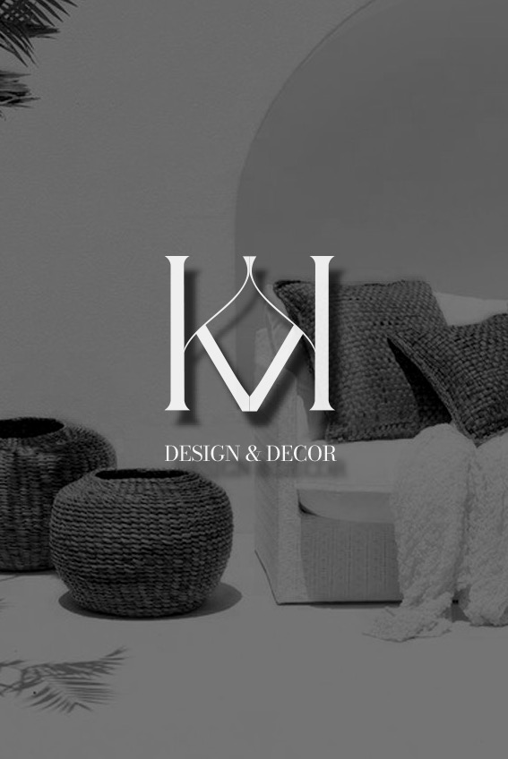 Monochromatyczne zdjęcie logo 'KV Design & Decor' na tle aranżacji wnętrza z plecionymi koszami i poduszkami, oświetlonymi promieniami słońca.