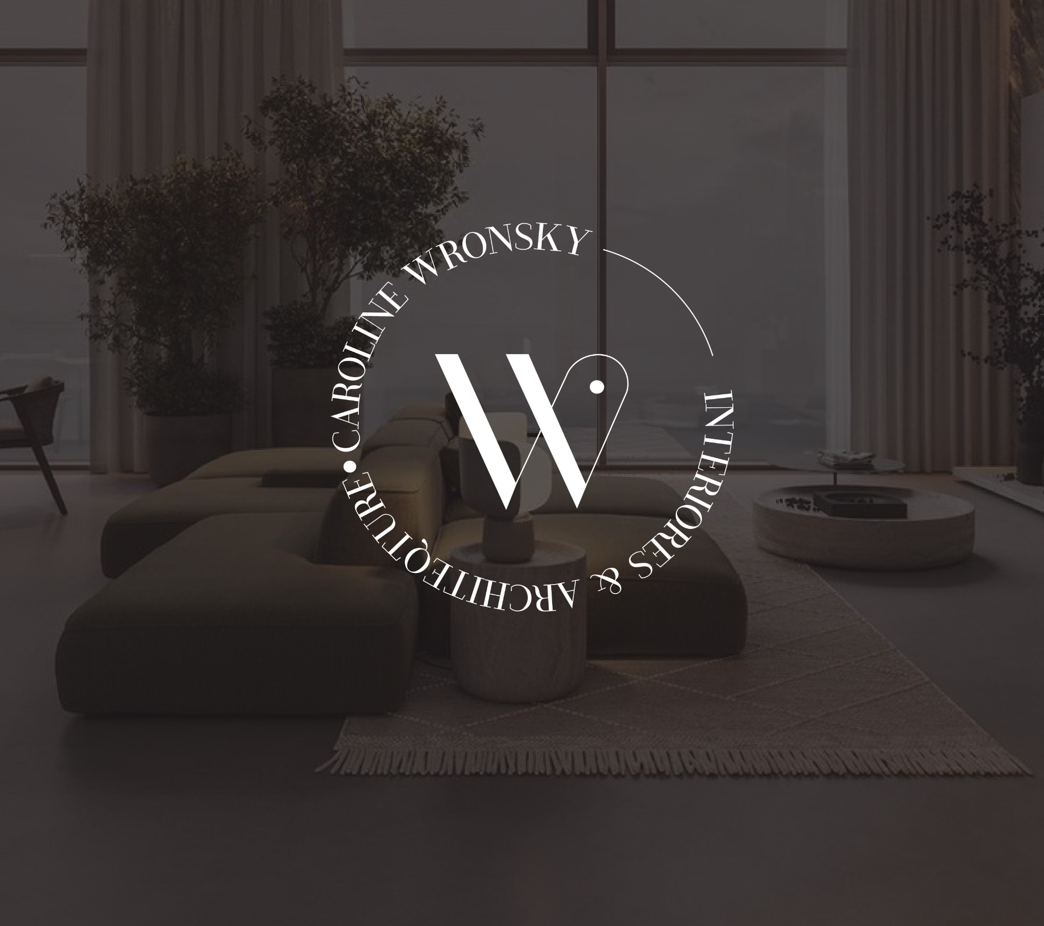 Minimalistyczne wnętrze z modułową sofą w odcieniach szarości, dywanem z frędzlami i roślinami w donicach, z nałożonym okrągłym logo firmy architektonicznej 'Caroline Wronsky Architecture &...