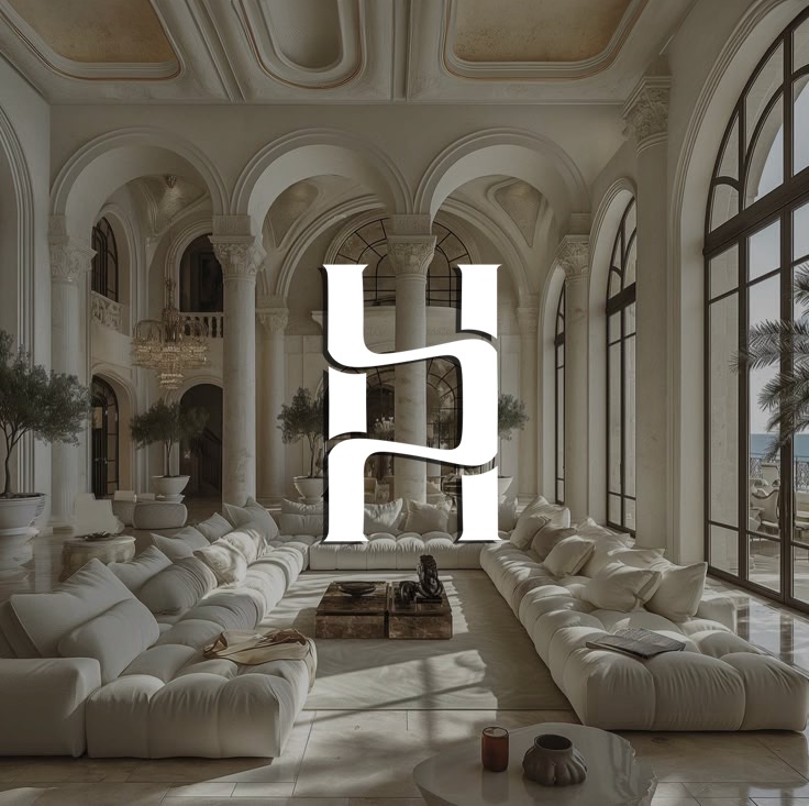 Wizualizacja wnętrza luksusowego salonu w stylu pałacowym z białymi sofami modułowymi, kolumnami, łukami i abstrakcyjnym logo nałożonym na obraz