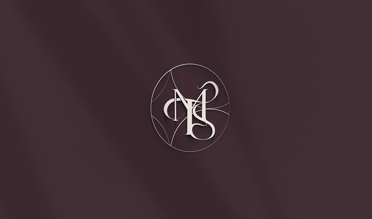 Eleganckie logo z inicjałami 'MS' w ozdobnym, okrągłym obramowaniu na teksturowanym, ciemnobordowym tle.