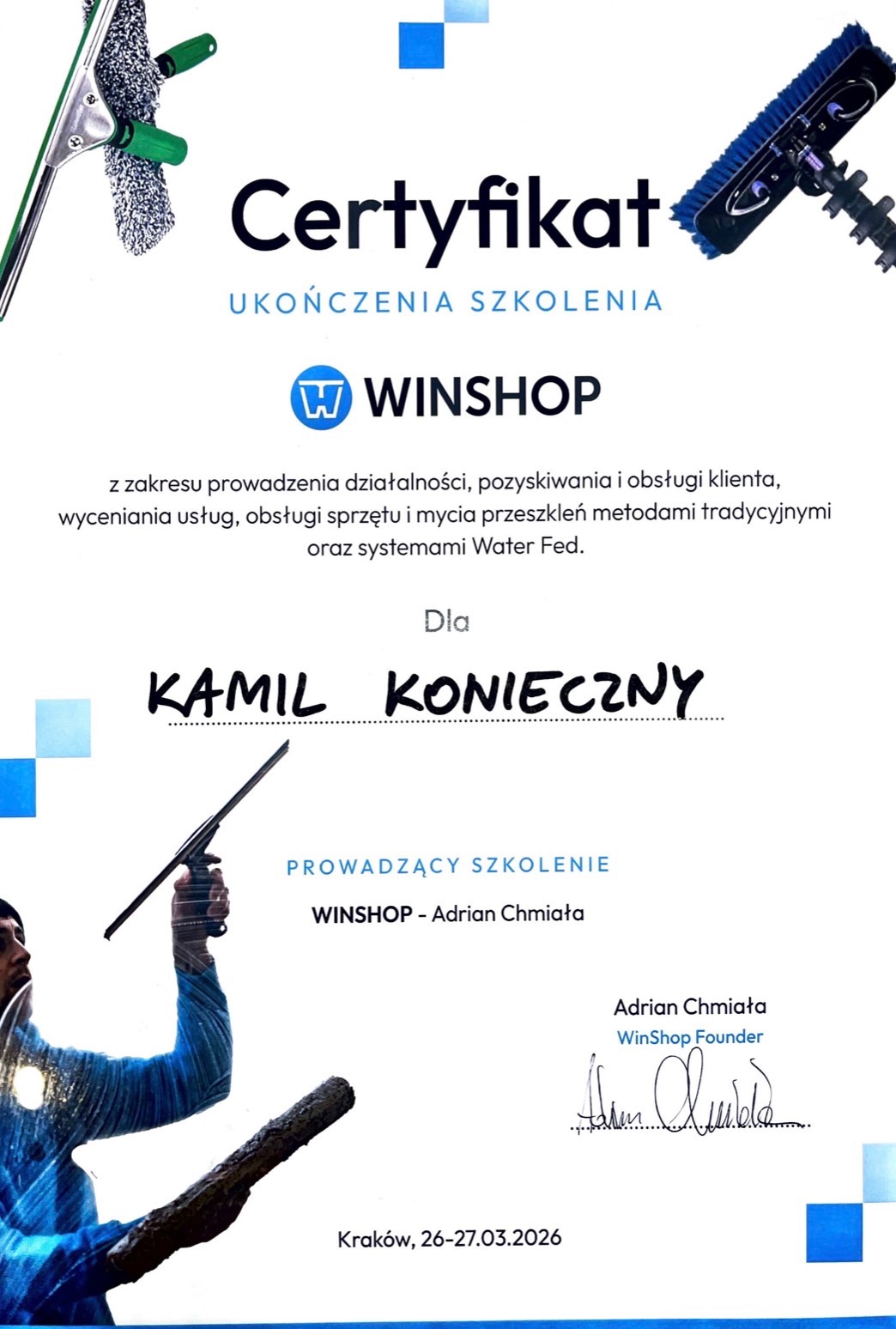 Certyfikat ukończenia szkolenia Winshop z zakresu mycia przeszkleń metodami tradycyjnymi i Water Fed dla Kamila Koniecznego. Szkolenie prowadził Adrian Chmiała.