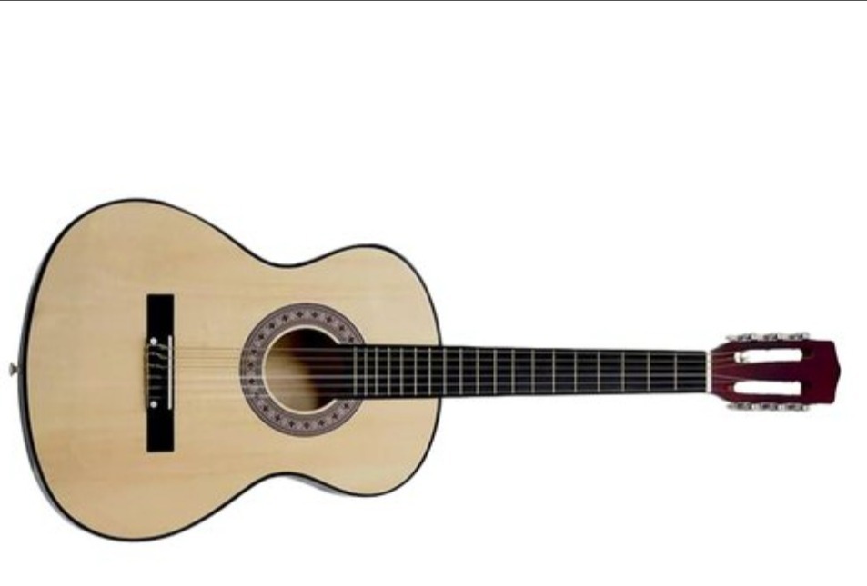 Klasyczna gitara akustyczna z jasnego drewna z ciemną główką i czarnym mostkiem, widoczna na białym tle.