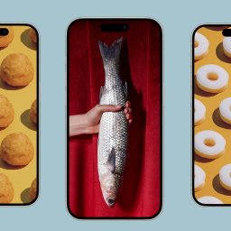 We are SIRIUS - Trzy telefony z różnymi tapetami: kulki na żółtym tle, ryba trzymana na tle czerwonej zasłony i oponki na żółtym tle.