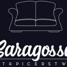 Grafika przedstawia minimalistyczny logotyp firmy Saragossa Tapicerstwo, z konturowym rysunkiem sofy nad nazwą firmy.
