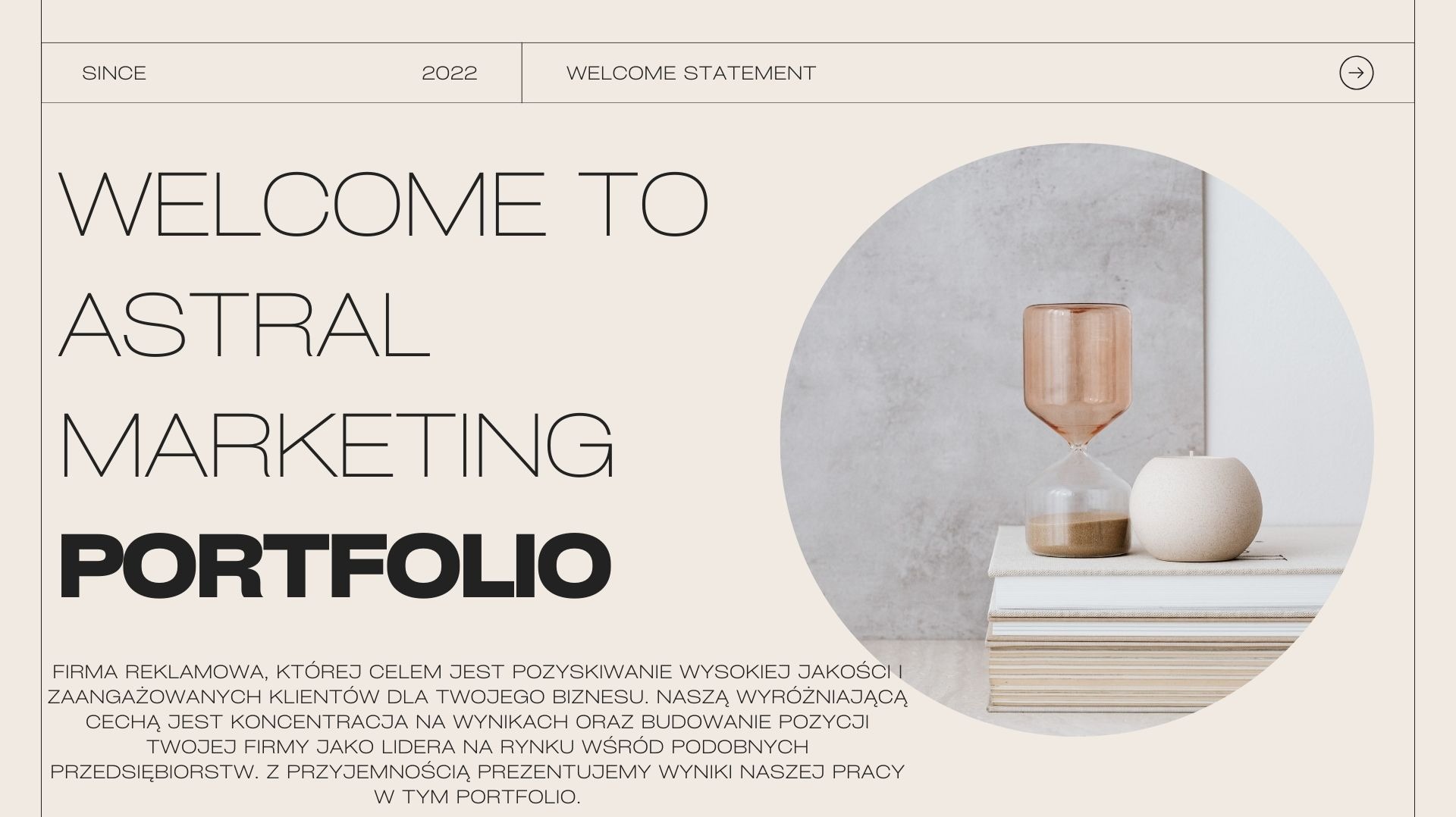 Strona tytułowa portfolio firmy reklamowej Astral Marketing z tekstem powitalnym, klepsydrą i świecą na stosie książek.