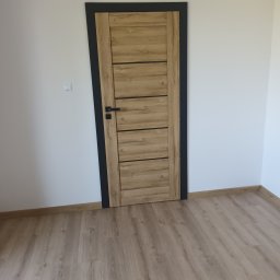 Mariusz Pawlowski - Układanie Paneli Podłogowych Nisko