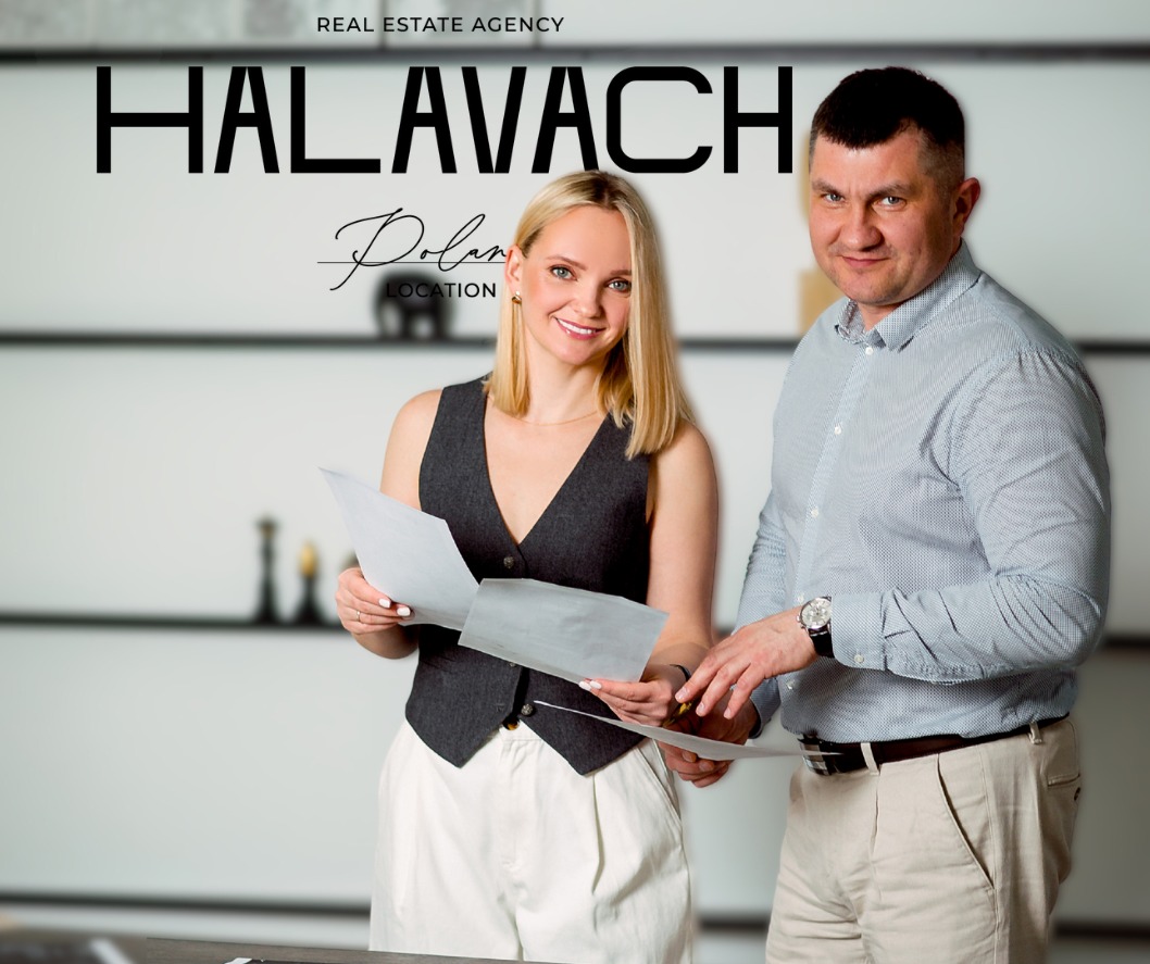 Dwoje agentów nieruchomości Halavach Poland prezentuje dokumenty w jasnym biurze. Kobieta w kamizelce, mężczyzna w koszuli. W tle półki z dekoracjami.