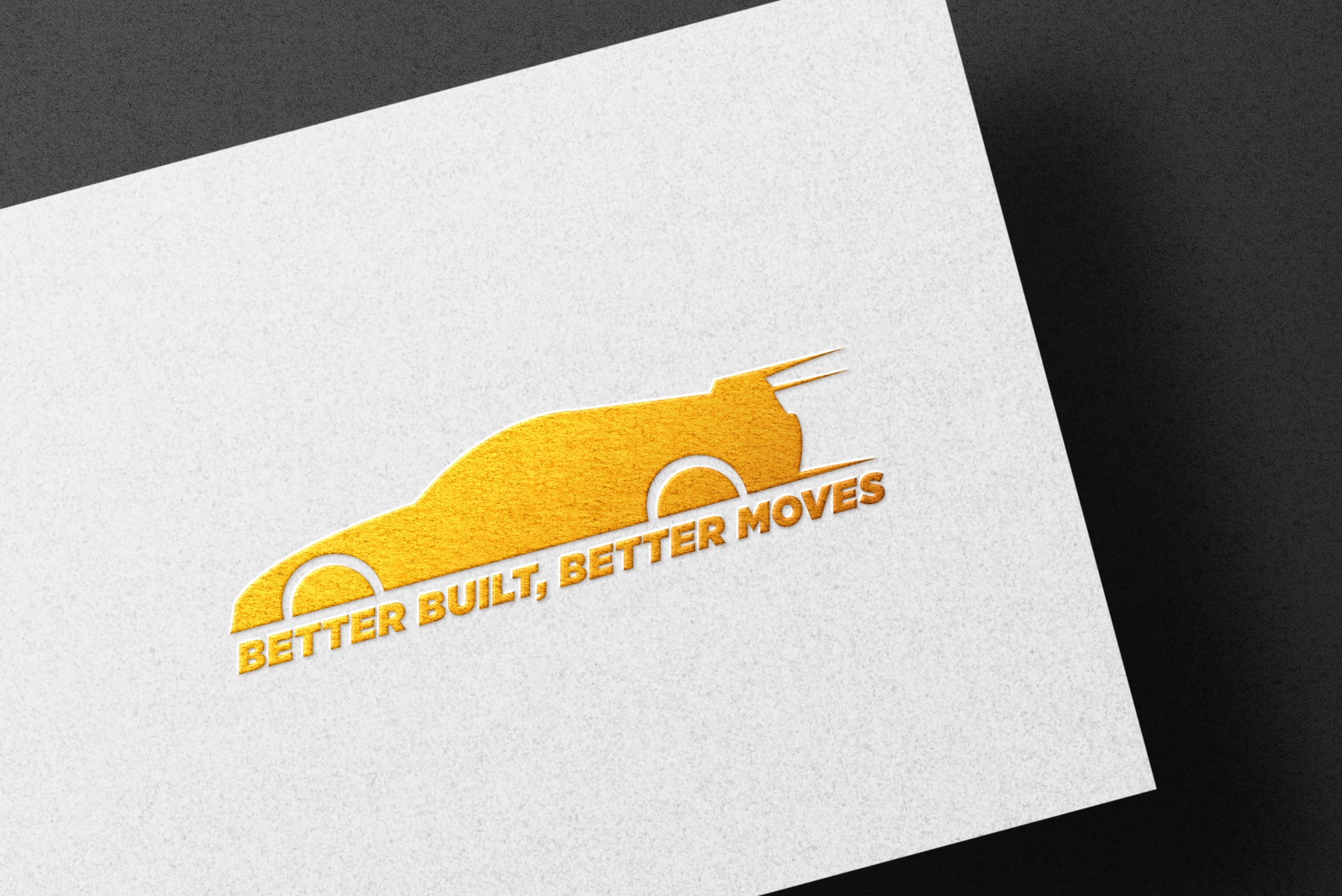 Złoty, stylizowany kontur samochodu wyścigowego z napisem 'Better built, Better moves' wytłoczony na białym, teksturowanym papierze.