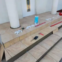 Płytki na schodach wejściowych