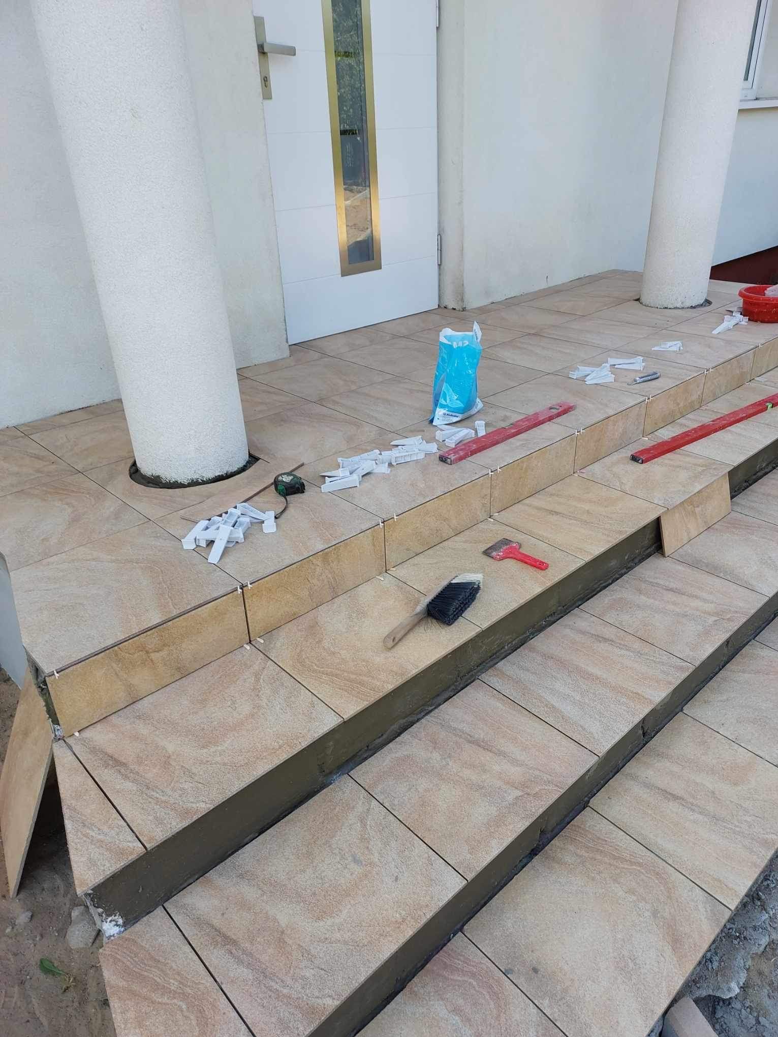 Płytki na schodach wejściowych