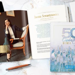 Sewastynowicz Czułe Wnętrze - Gabinet coachingowo - terapeutyczny - Rozłożony magazyn na marmurowym tle z filiżanką kawy i telefonem, na stronie wizerunkowy portret kobiety w fotelu, podpisanej jako Iwona Sewastynowicz, mentorka, coach i doradca biznesu.