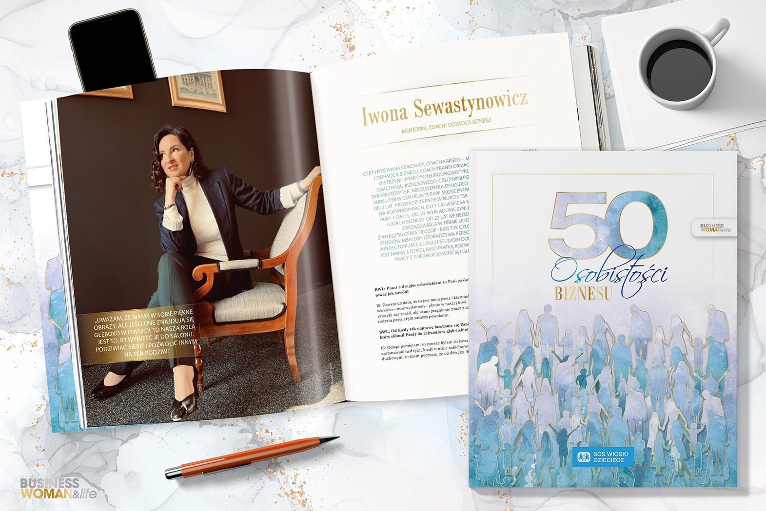 Rozłożony magazyn na marmurowym tle z filiżanką kawy i telefonem, na stronie wizerunkowy portret kobiety w fotelu, podpisanej jako Iwona Sewastynowicz, mentorka, coach i doradca biznesu.