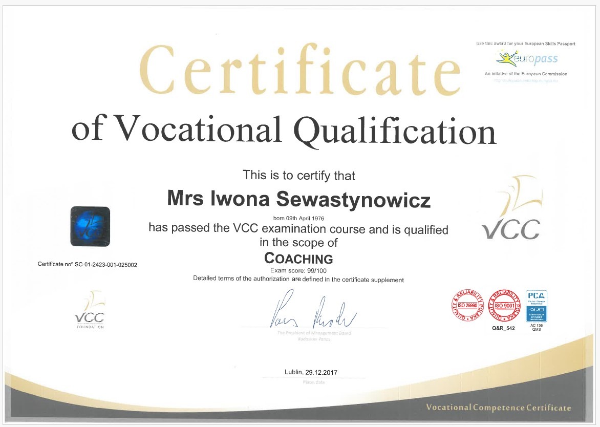 Skan certyfikatu Vocational Competence Certificate dla Iwony Sewastynowicz w zakresie coachingu z wynikiem 99/100, wydany w Lublinie 29.12.2017, z pieczęciami ISO 29990, ISO 9001 i PCA.