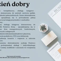 Tekst reklamowy biura rachunkowego z ofertą kompleksowej obsługi księgowo-kadrowej, obok biurko z laptopem, notesem, kalkulatorem i małą roślinką w doniczce.