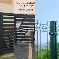 Fragmenty dwóch typów ogrodzeń: nowoczesna brama z poziomymi i ukośnymi elementami oraz panelowe ogrodzenie z siatki, na tle błękitnego nieba; widoczny numer telefonu.