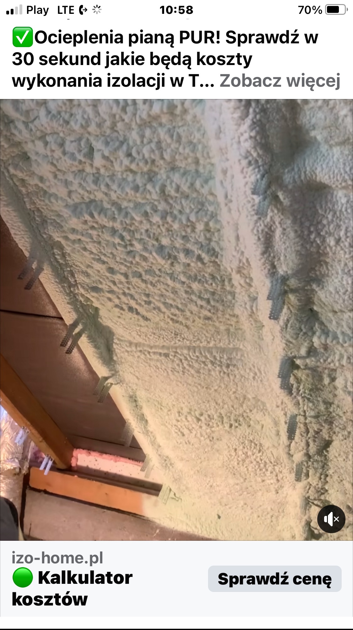 Poddasze po natrysku pianki poliuretanowej, widoczne krokwie i elementy mocujące, nierównomierna struktura piany.