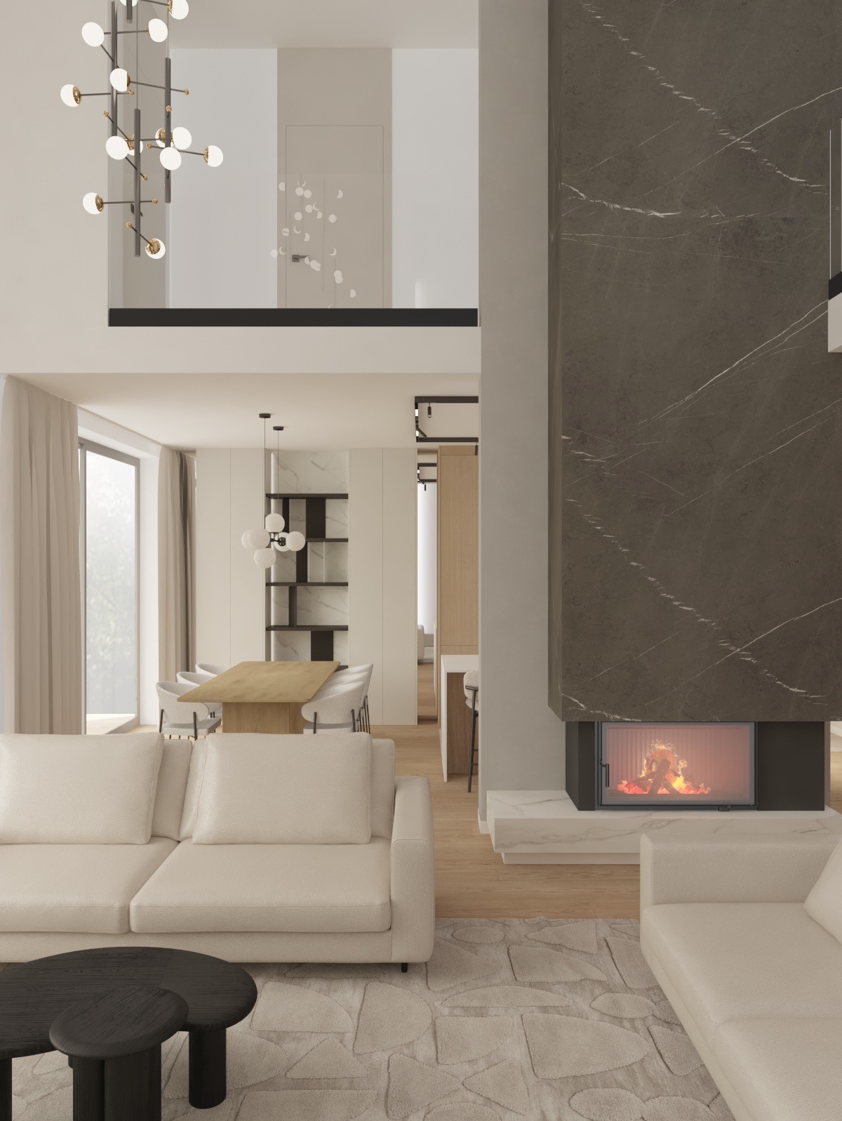 Jasne wnętrze salonu z nowoczesnym kominkiem obłożonym marmurem, kremową sofą i okrągłymi stolikami kawowymi na wzorzystym dywanie, widok na jadalnię z drewnianym stołem i designerską lampą.