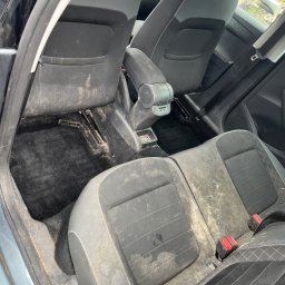 Samochód, który przed praniem był zapleśniony brudny i zaplamiony