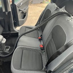 Efekt wyprania tapicerki odessania wody która zalegała i wyczyszczeniu całej powierzchni.