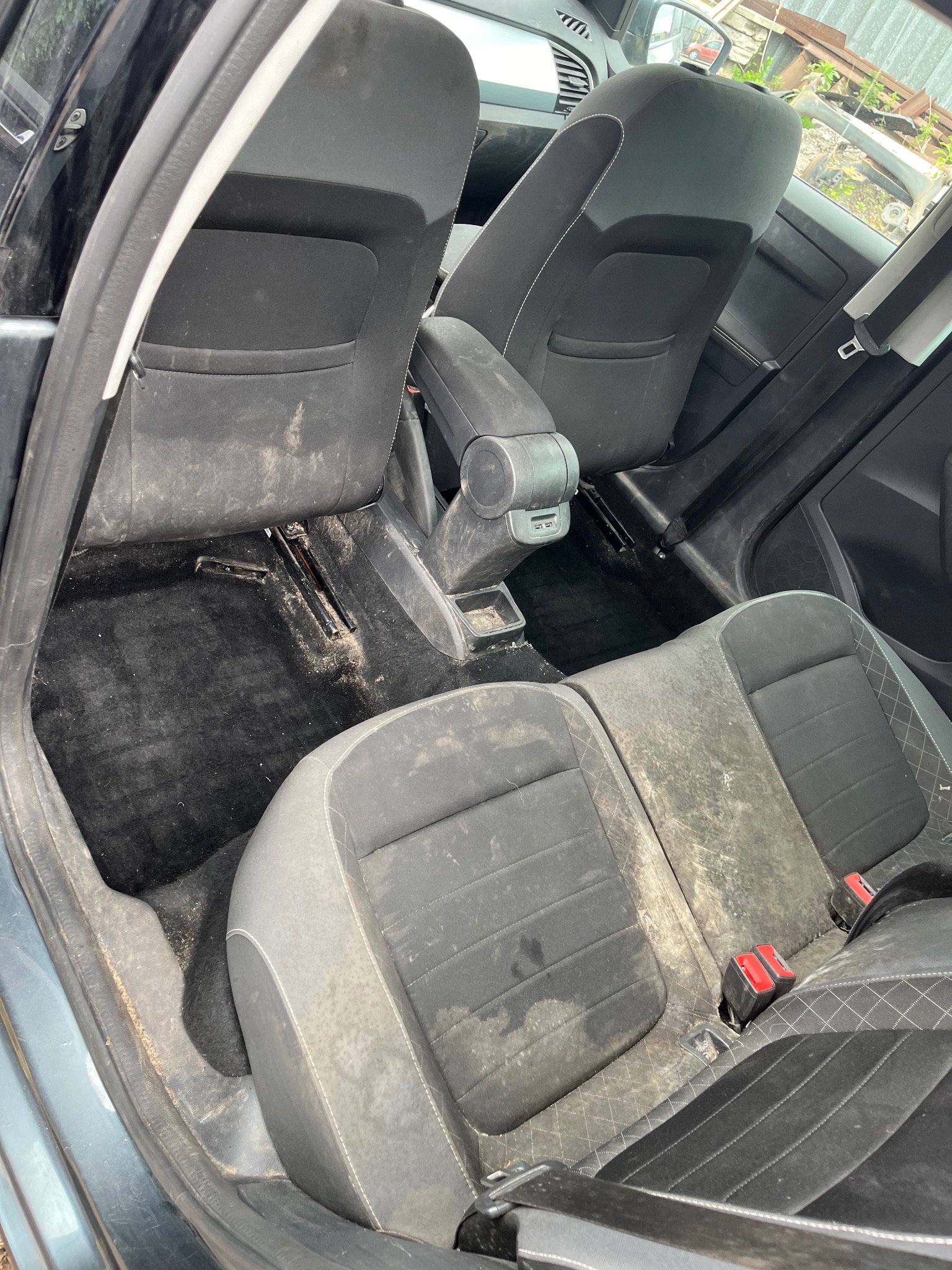 Samochód, który przed praniem był zapleśniony brudny i zaplamiony