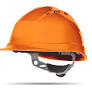 Pomarańczowy kask ochronny budowlany, widok z boku, na białym tle.