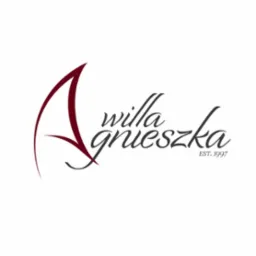 Eleganckie logo 'Willa Agnieszka' z burgundową literą 'A' i kursywą w kolorze grafitowym, z datą założenia 'EST. 1997'.
