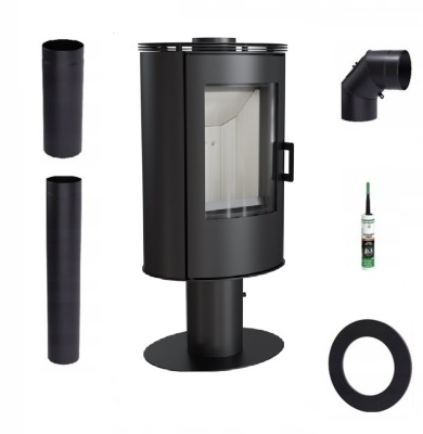 Czarny, nowoczesny piec kominkowy wolnostojący, z akcesoriami montażowymi: rury, kolanko, uszczelniacz i rozeta, na białym tle.