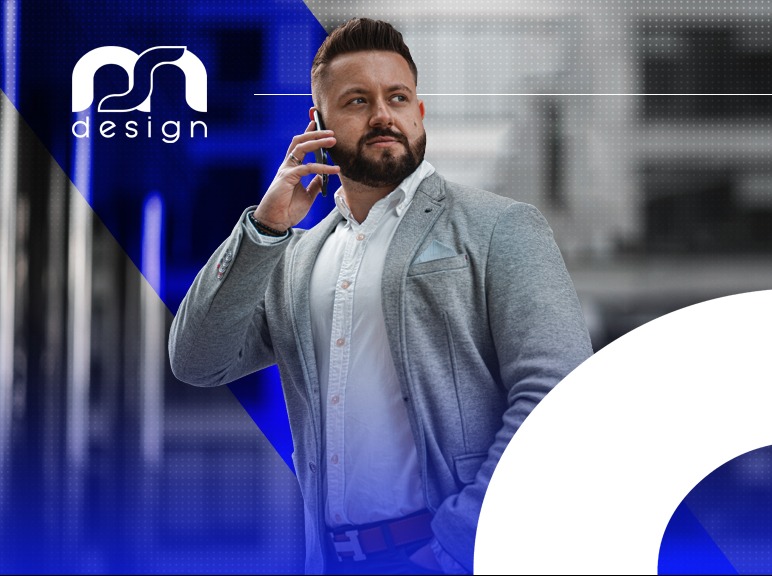 Mężczyzna w szarej marynarce rozmawia przez telefon, w tle widoczne logo 'mn design' na niebieskim tle.