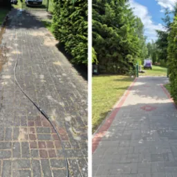 Porównanie: czyszczenie kostki brukowej. Lewa strona - brudna, mokra, prawa - czysta, sucha. W tle zieleń, brama i auto. Widoczny wąż ciśnieniowy.