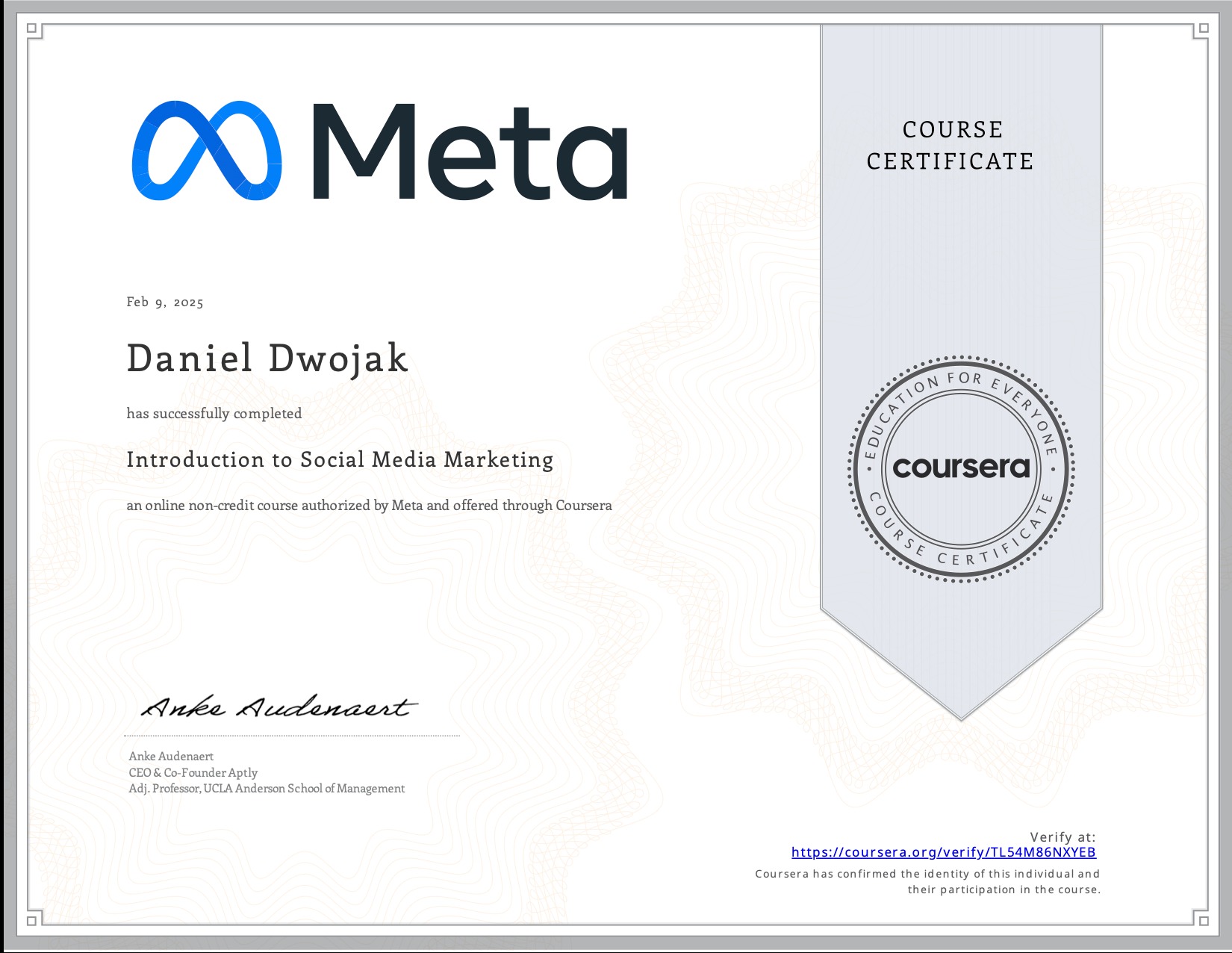 Certyfikat ukończenia kursu online Introduction to Social Media Marketing, autoryzowany przez Meta i oferowany przez Coursera, wystawiony na nazwisko Daniel Dwojak.