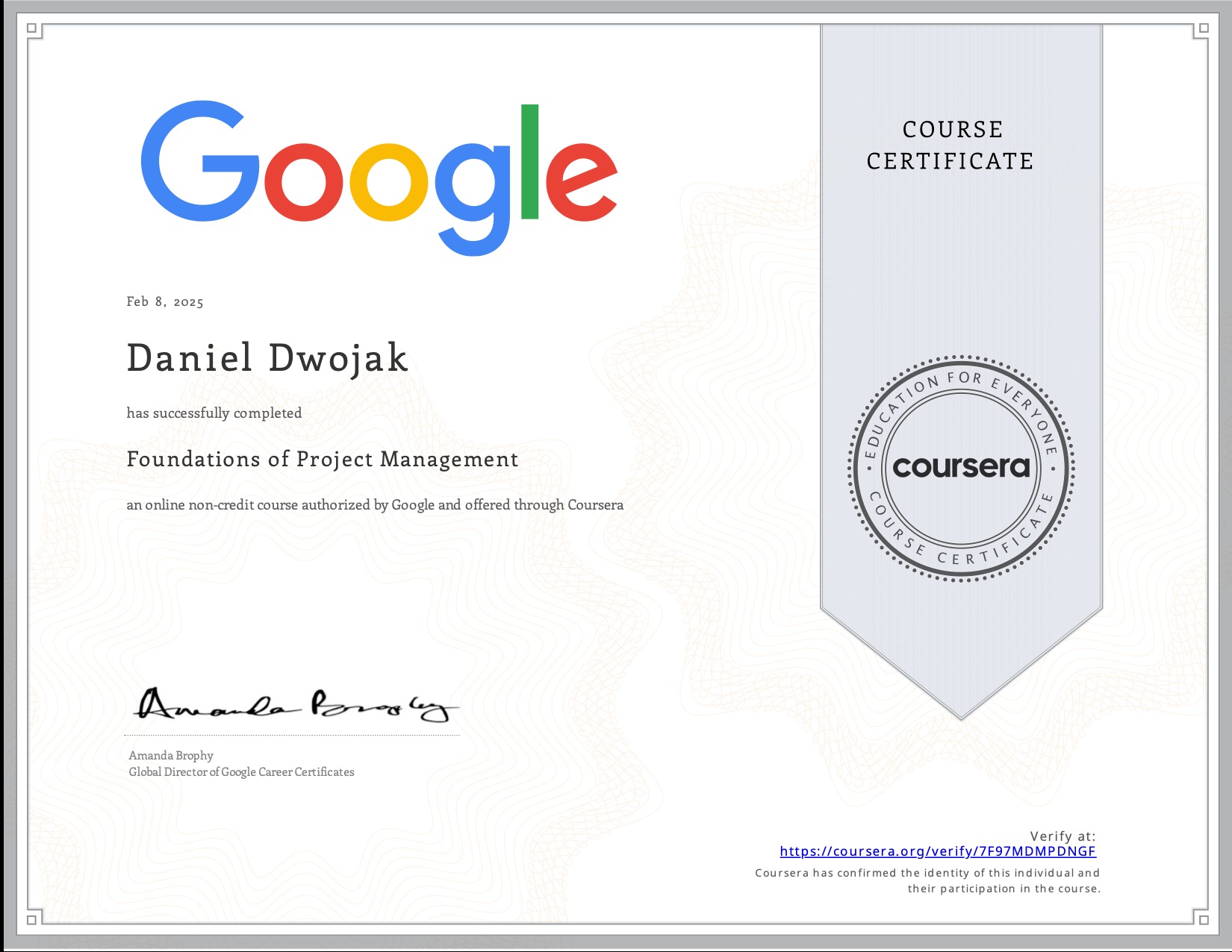 Certyfikat ukończenia kursu Foundations of Project Management od Google i Coursera dla Daniela Dwojaka, z datą 8 lutego 2025, podpisany przez Amandę Brophy.