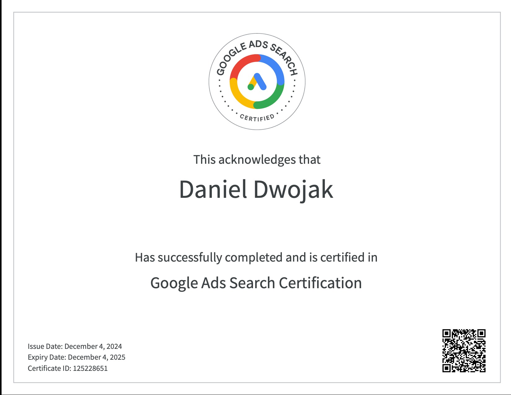 Certyfikat Google Ads Search dla Daniela Dwojaka z datą ważności do 4 grudnia 2025 roku, z logo Google Ads Search i kodem QR.