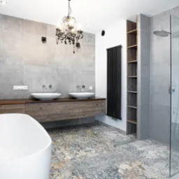 Nowoczesna łazienka z wolnostojącą białą wanną, drewnianą szafką pod umywalkami i szklaną kabiną prysznicową, oświetlona ozdobnym żyrandolem.