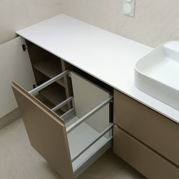 POLI IMAGER - Nowoczesna szafka łazienkowa z beżowymi frontami, białym blatem i umywalką nablatową. Otwarta szafka z wysuwanym koszem cargo i półkami.