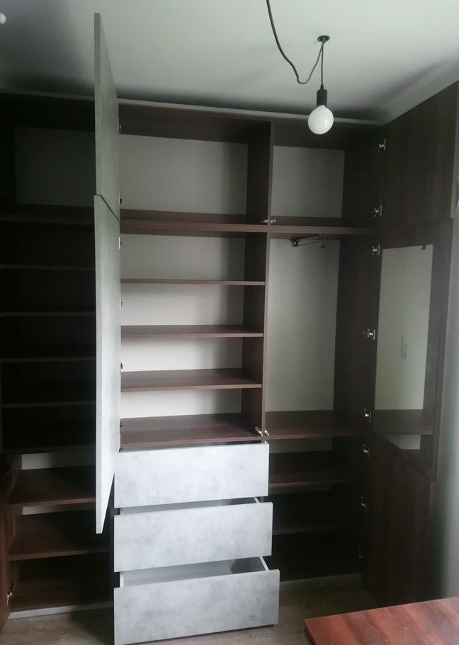 Szafa do pokoju - Połączenie imitacji drewna i betonu