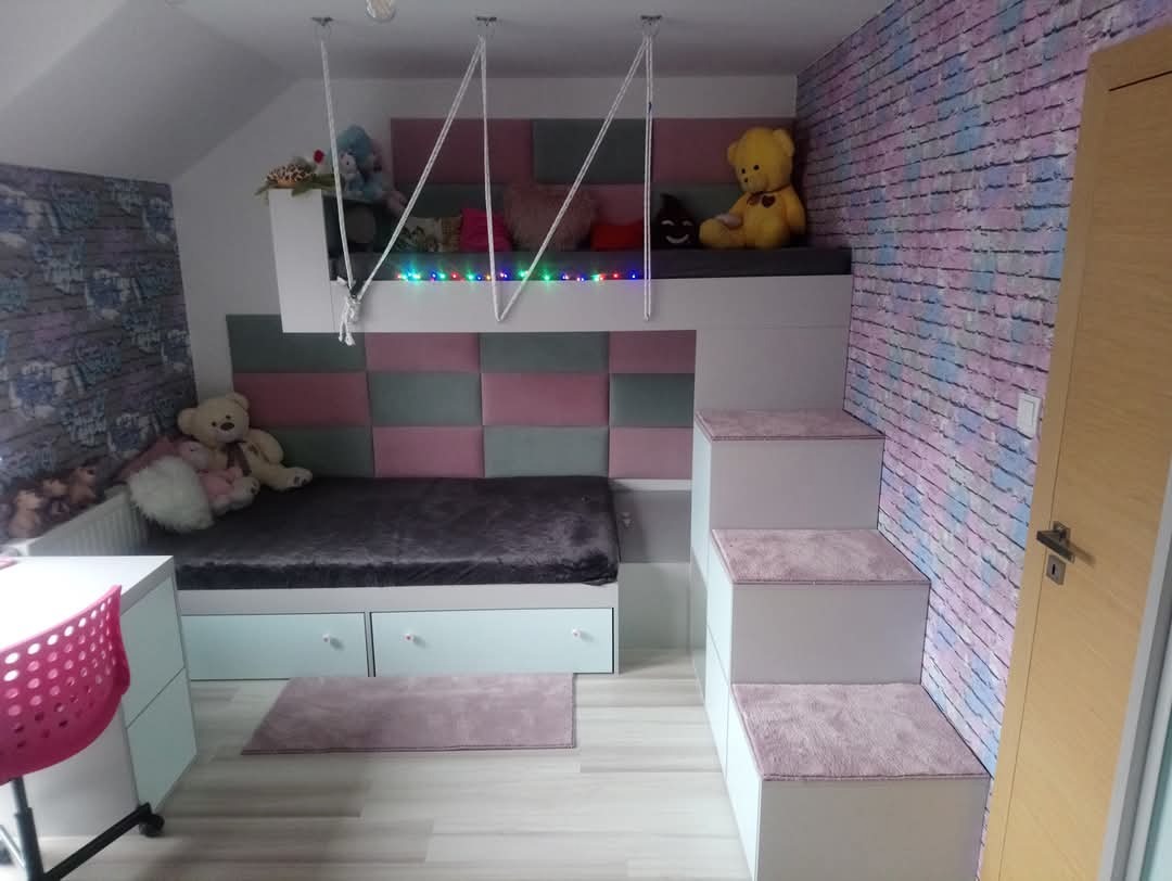 Pokój dziecięcy z łóżkiem na antresoli, wejściem po schodach z wbudowanymi szafkami, pastelowe kolory, pluszowe zabawki.