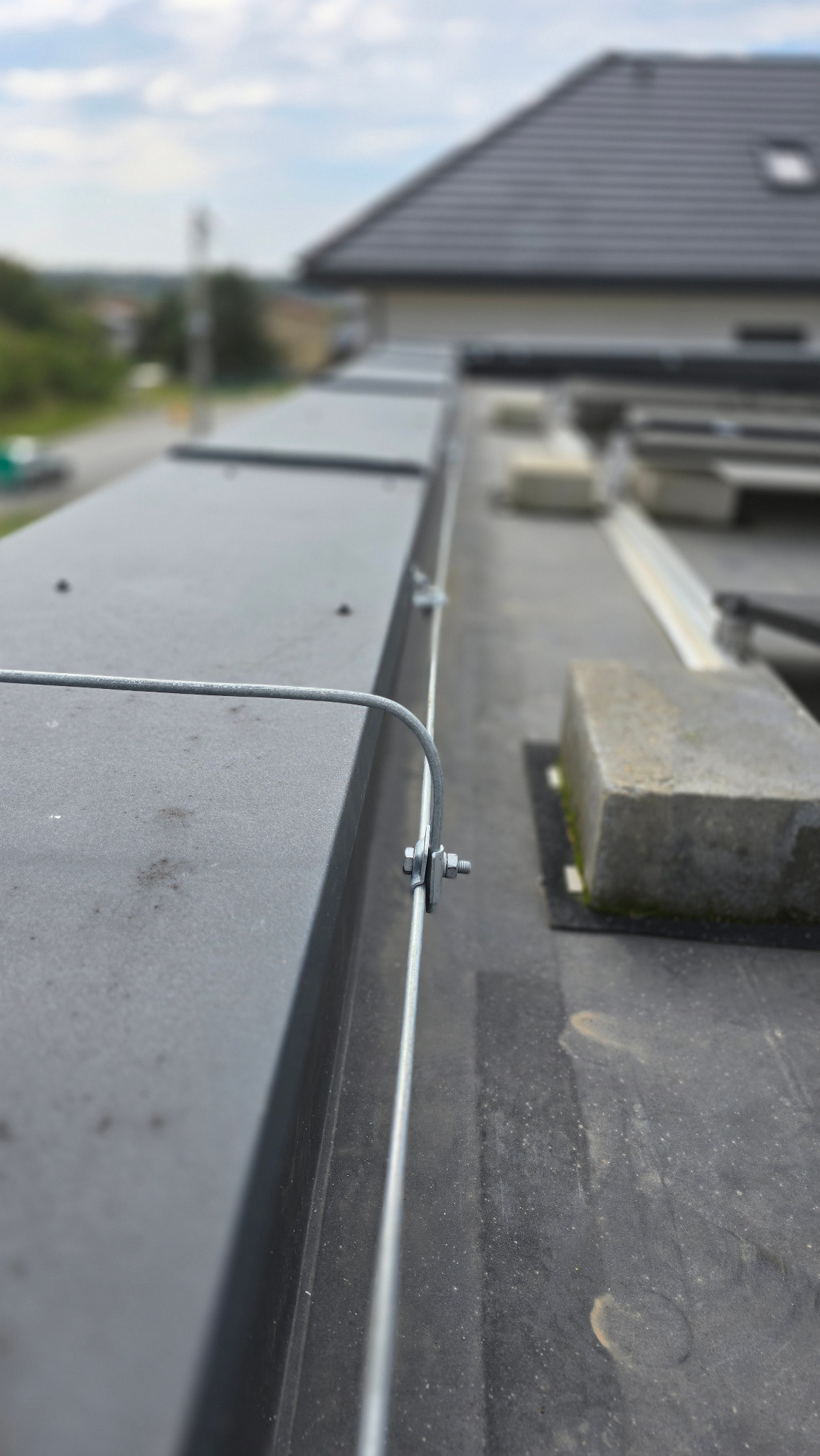 Szczegół montażu przewodu odgromowego na dachu budynku w Bytomiu, widoczne mocowania i fragment instalacji.