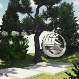 BOOM-projektowanie ogrodów - Wizualizacja ogrodu z wiszącym fotelem w kształcie kuli pod rozłożystym drzewem, prowadzący do niego chodnik z białych płyt, obok kwitnące hortensje.