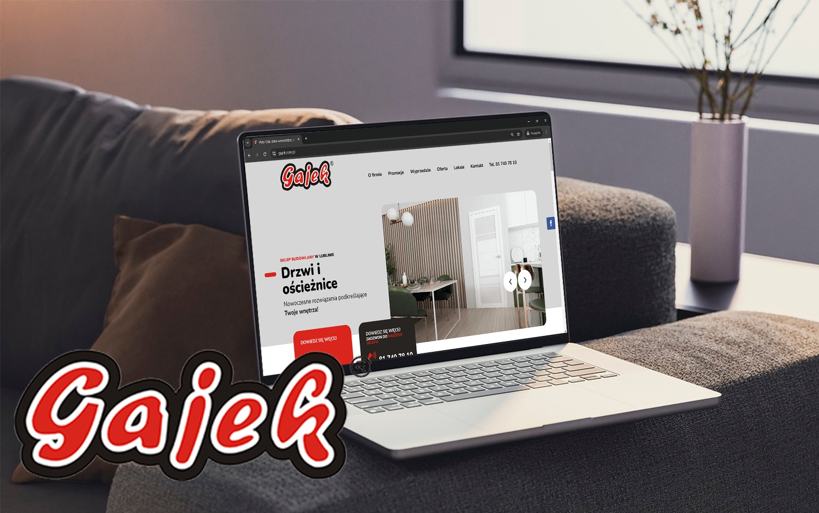 Laptop na szarej sofie wyświetla stronę internetową sklepu budowlanego Gajek z Lublina, prezentującą ofertę drzwi i ościeżnic.