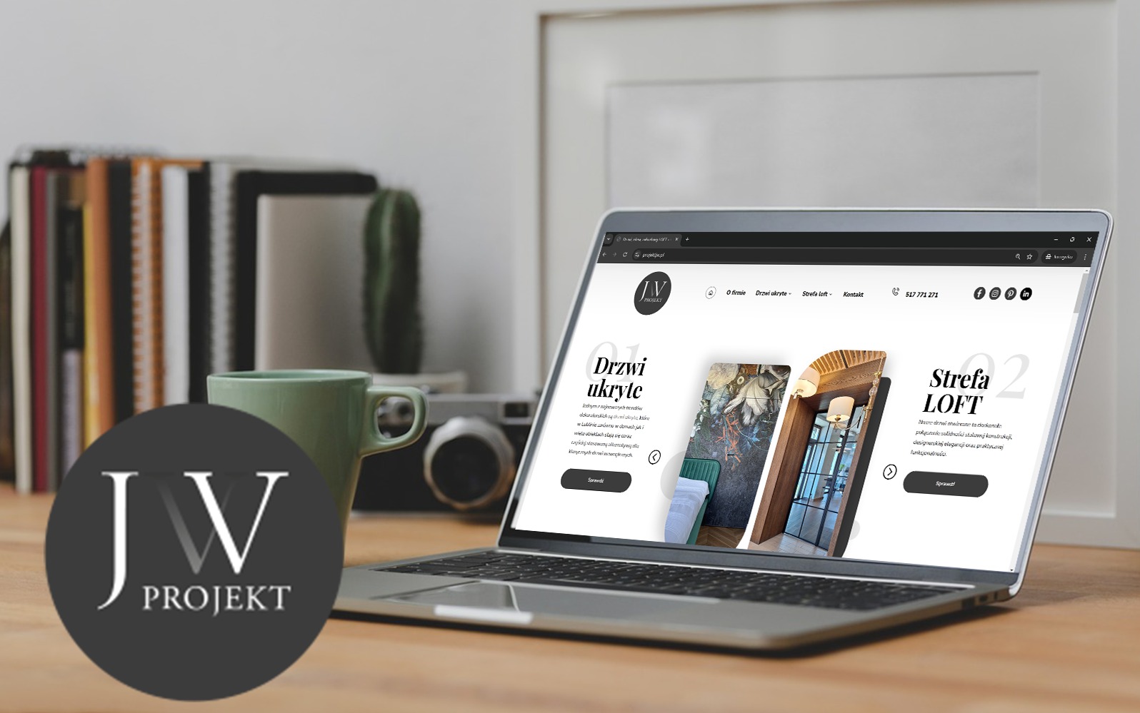 Laptop wyświetla stronę internetową firmy z Lublina, z logo 'JV Projekt', obok zielony kubek, aparat fotograficzny i książki w tle.