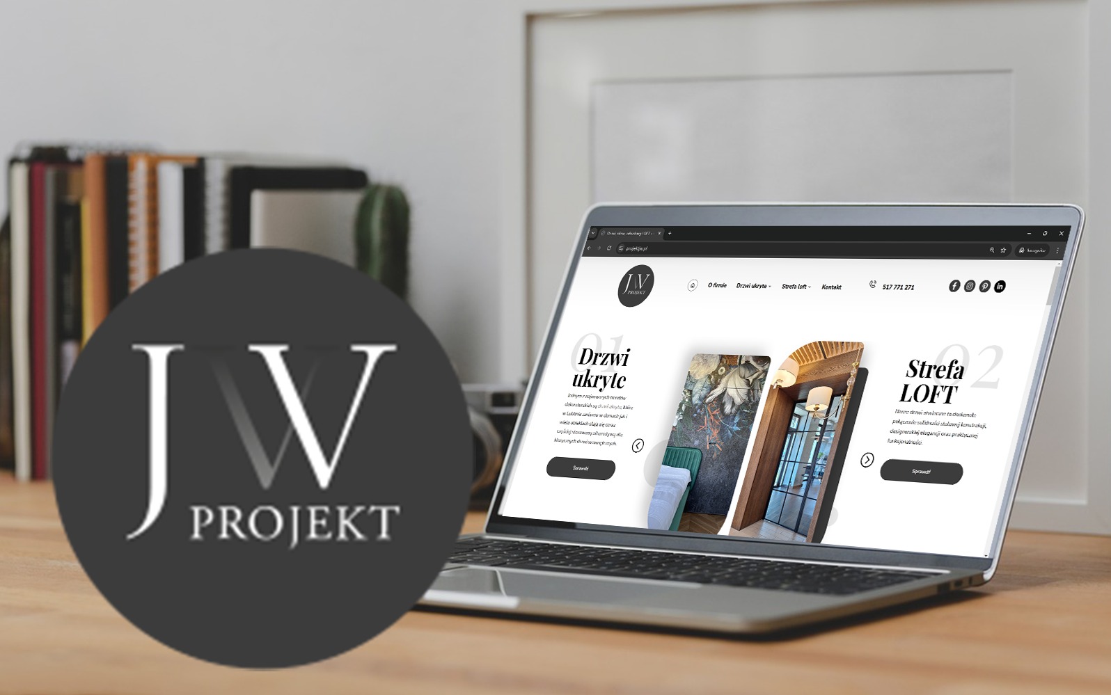 Laptop wyświetlający stronę internetową firmy projektowej, z logo w lewym dolnym rogu, na biurku z książkami i ramką na zdjęcia w tle.