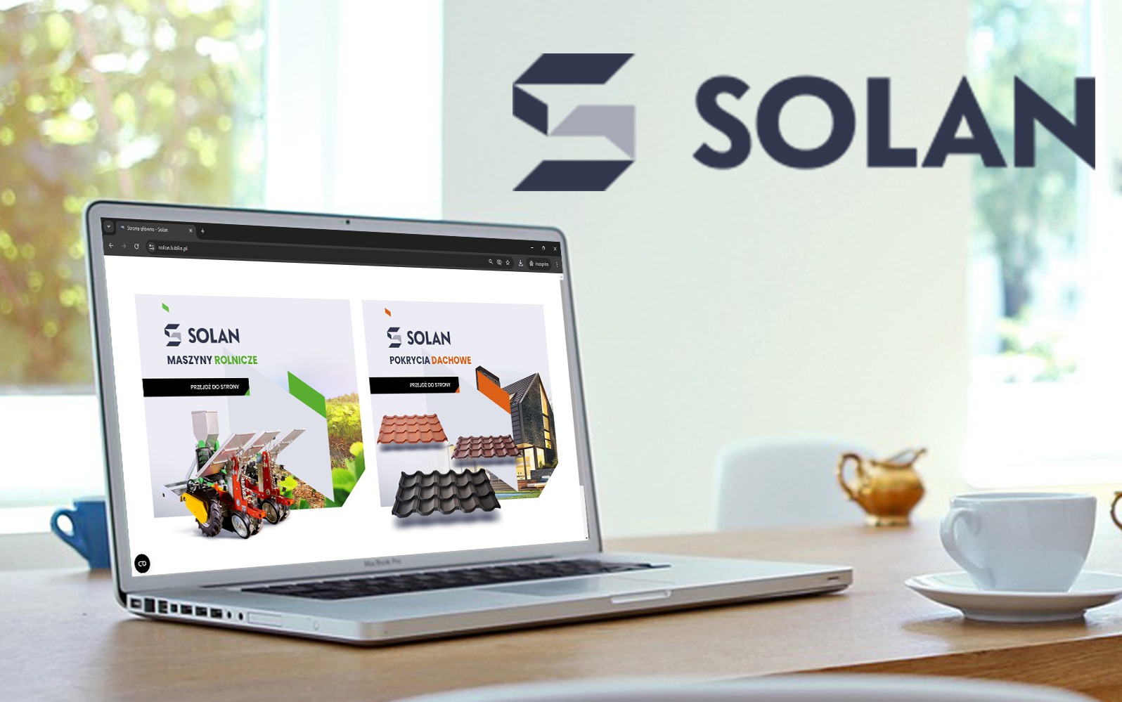 Laptop wyświetla stronę internetową firmy Solan z ofertą maszyn rolniczych i pokryć dachowych, na drewnianym biurku obok filiżanki kawy i dzbanka do mleka, w tle widok z okna.