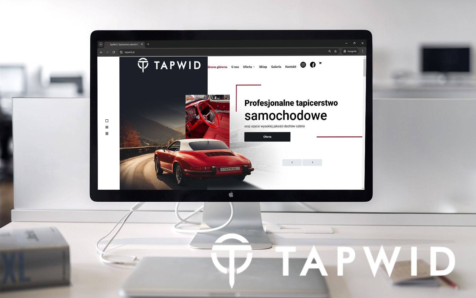 Ekran monitora wyświetlający stronę internetową firmy TapWid, oferującej profesjonalne tapicerstwo samochodowe, z czerwonym klasycznym samochodem na tle drogi i wnętrzem samochodu z czerwonymi...