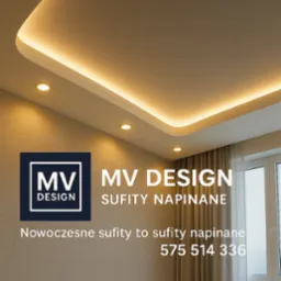 Nowoczesny sufit napinany z podświetleniem LED, o nieregularnym kształcie, z logo firmy MV Design i numerem telefonu. Ciepłe oświetlenie, jasne ściany.