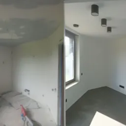 Pokój przed i po remoncie: od surowych ścian i podłogi do gładkich powierzchni, nowej podłogi z szarych płytek i nowoczesnego oświetlenia sufitowego.