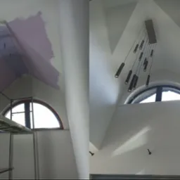 Zdjęcie 'przed i po' remontu wnętrza: ściana z rusztowaniem i śladami farby oraz odnowiona ściana z oknem i lampą wiszącą. Widoczne różnice w wykończeniu i oświetleniu.